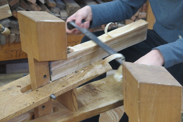 Arbeit am Schneidesel in der Grnholzwerkstatt  Waldhaus Freiburg